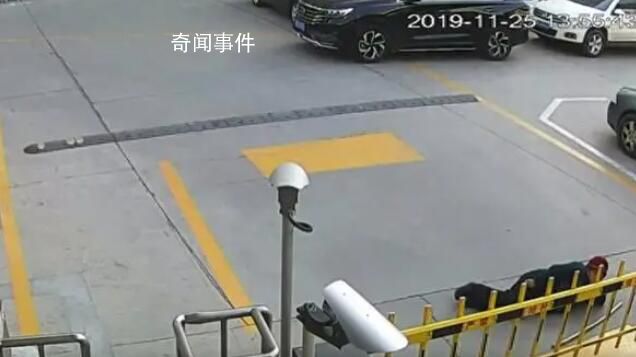 男子意外碾死躺闸杆下老太被判无罪 本案驾驶员二审宣判无罪